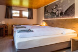 Dreibettzimmer im Hotel Walser, Goms