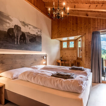 Doppelzimmer mit Balkon im Hotel Walser, Goms