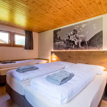 Dreibettzimmer im Hotel Walser, Goms